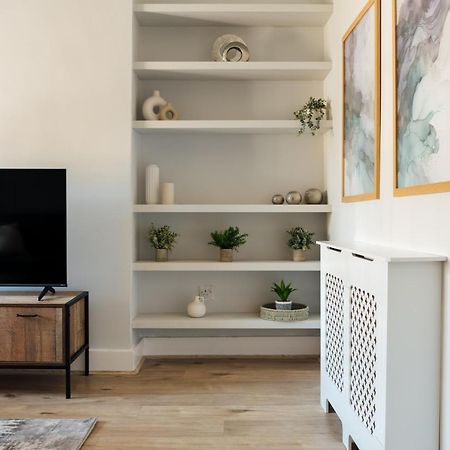 Stunning & Stylish 2 Bed Flat In West London Apartment ภายนอก รูปภาพ