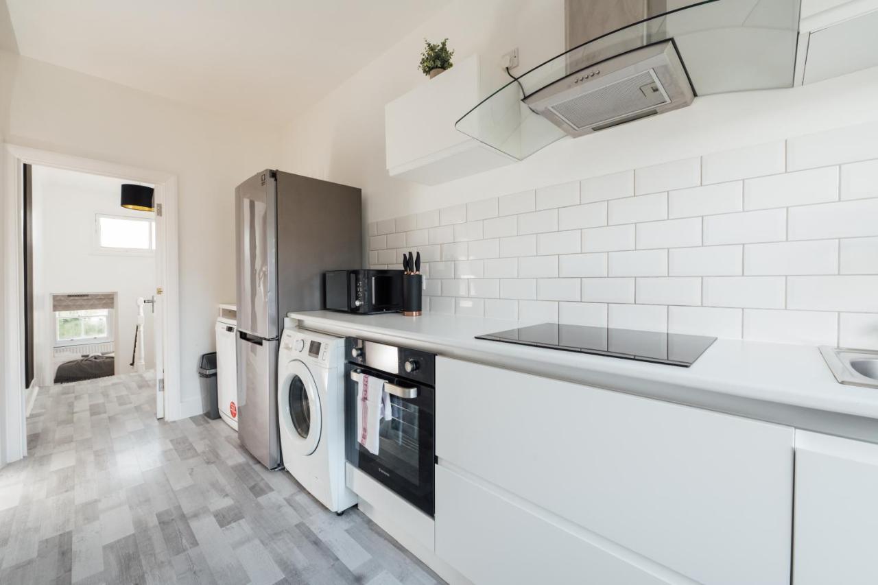 Stunning & Stylish 2 Bed Flat In West London Apartment ภายนอก รูปภาพ