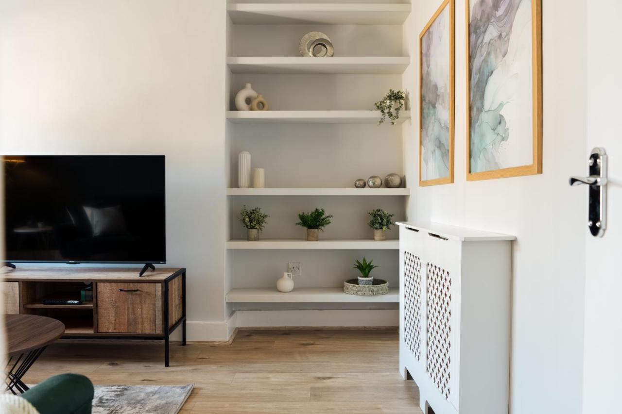 Stunning & Stylish 2 Bed Flat In West London Apartment ภายนอก รูปภาพ