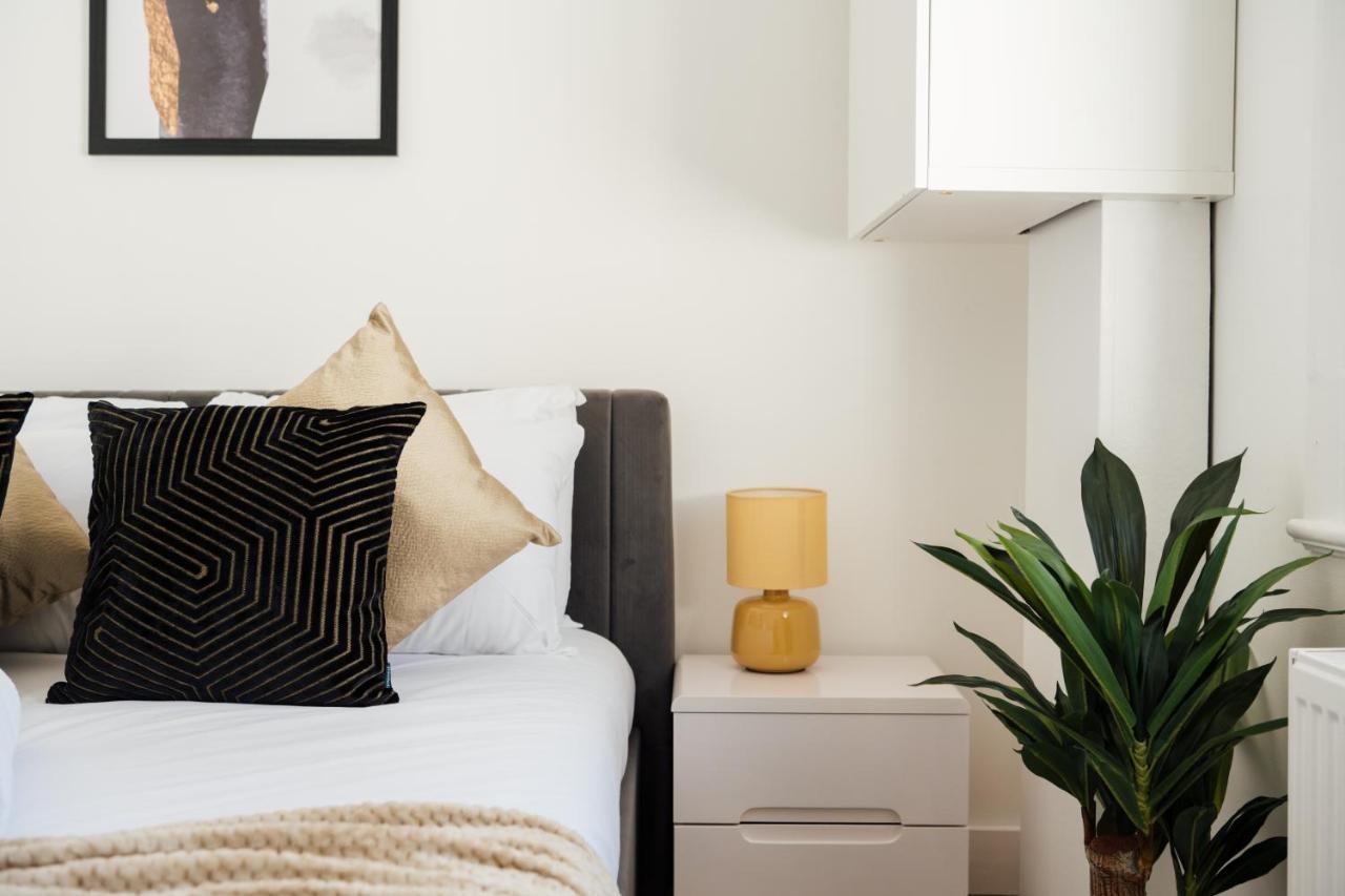 Stunning & Stylish 2 Bed Flat In West London Apartment ภายนอก รูปภาพ