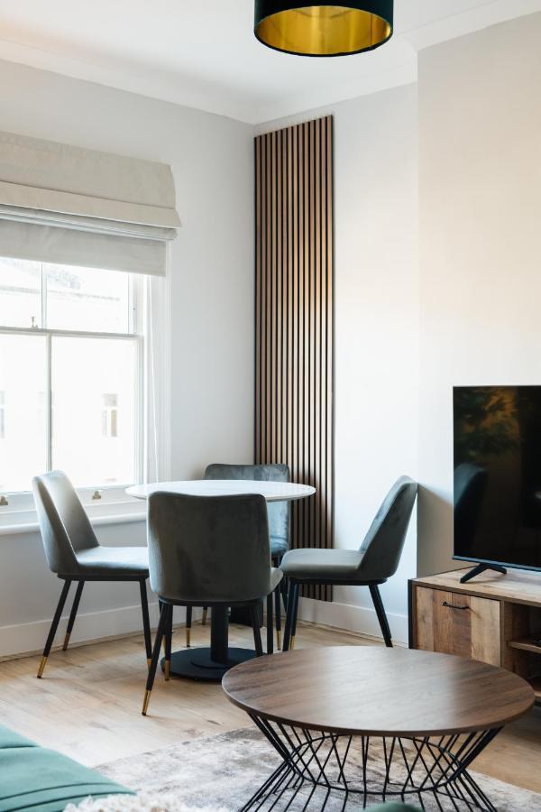 Stunning & Stylish 2 Bed Flat In West London Apartment ภายนอก รูปภาพ