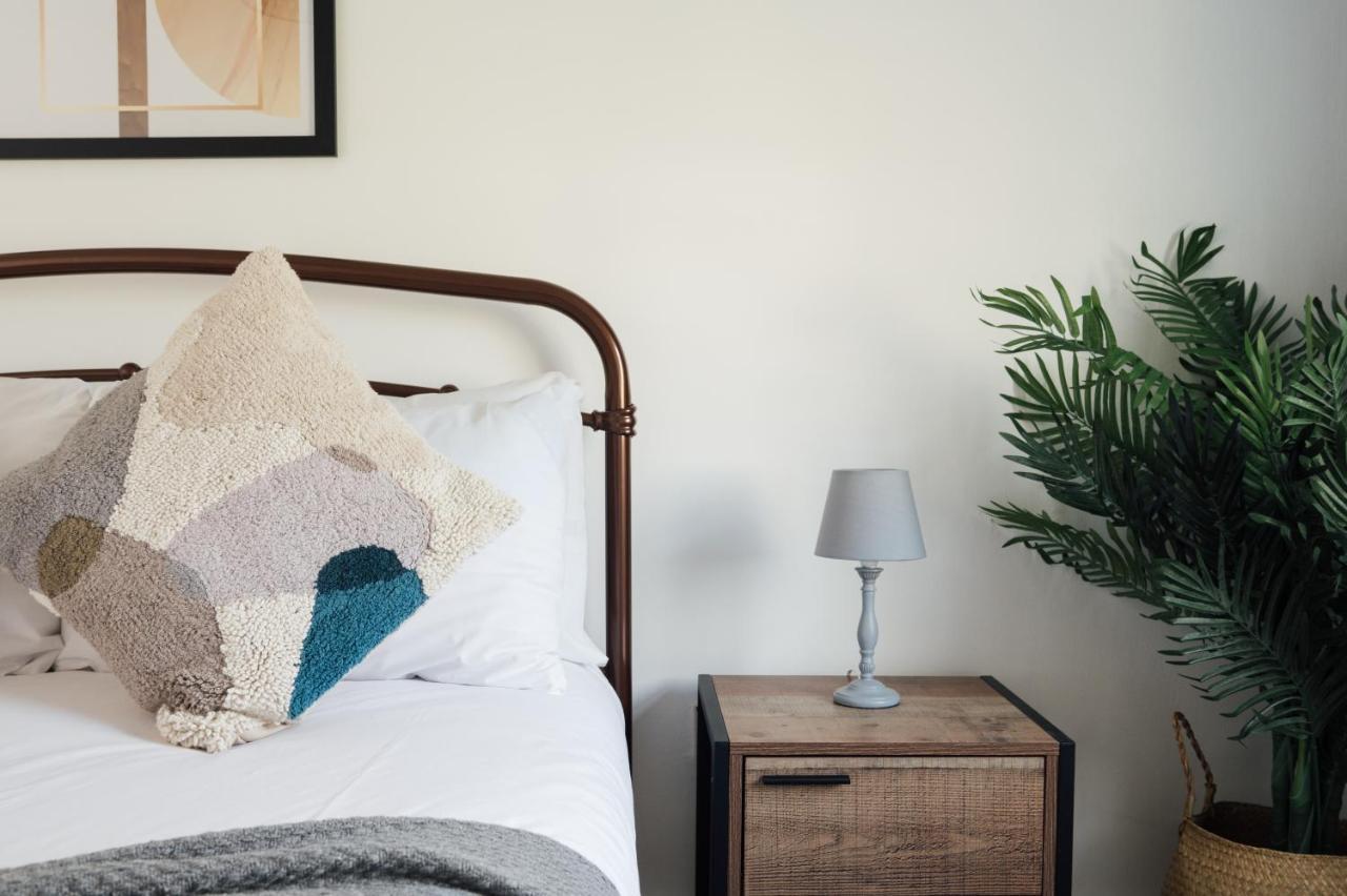 Stunning & Stylish 2 Bed Flat In West London Apartment ภายนอก รูปภาพ