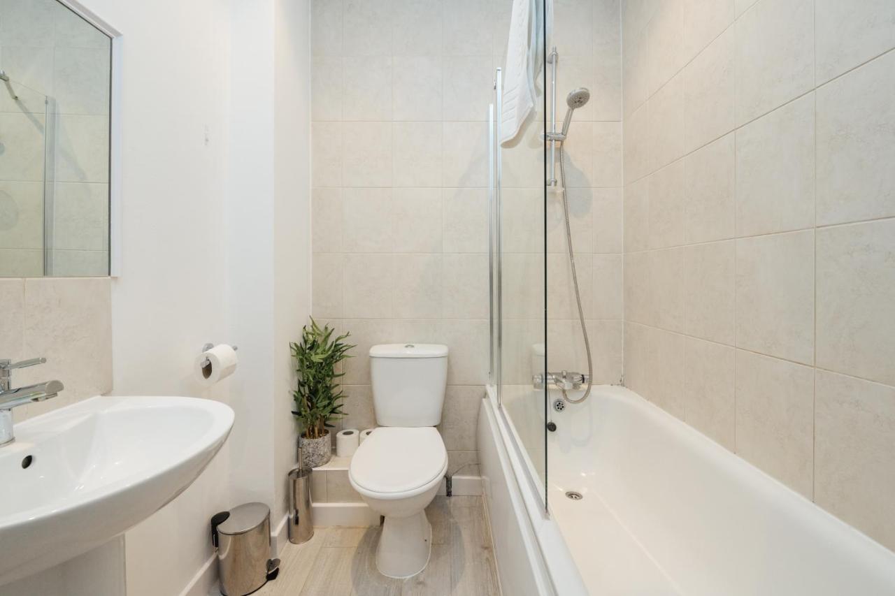 Stunning & Stylish 2 Bed Flat In West London Apartment ภายนอก รูปภาพ