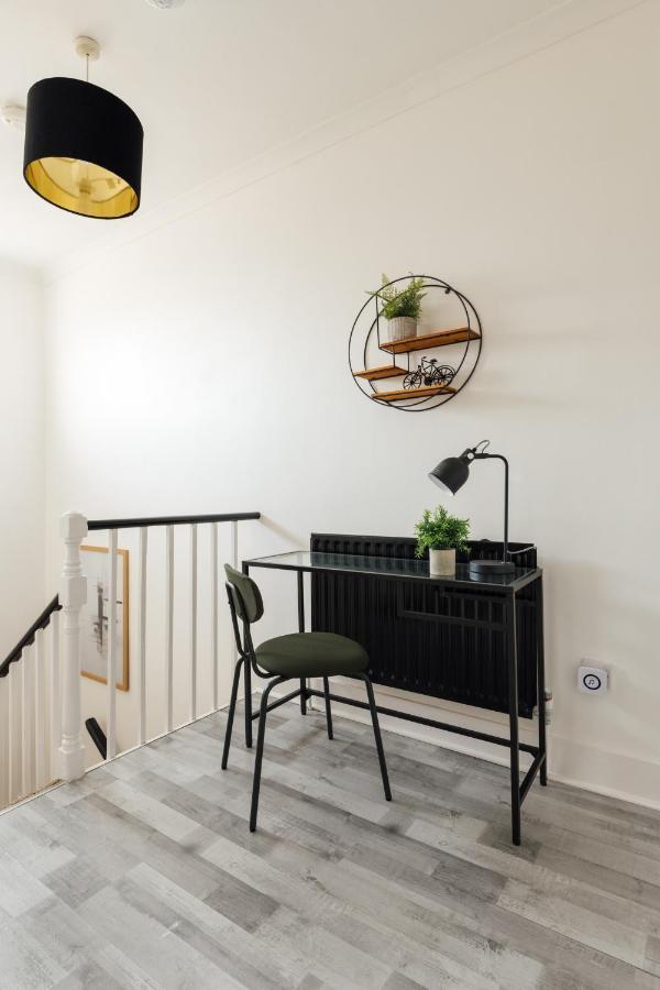 Stunning & Stylish 2 Bed Flat In West London Apartment ภายนอก รูปภาพ