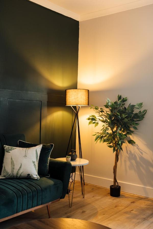 Stunning & Stylish 2 Bed Flat In West London Apartment ภายนอก รูปภาพ